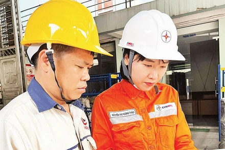 Cán bộ Công ty Điện lực Phú Thọ tư vấn, hướng dẫn khách hàng sử dụng điện an toàn, tiết kiệm.