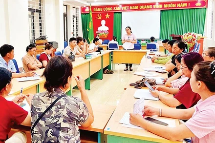 Cán bộ Phòng Giao dịch Ngân hàng Chính sách xã hội Bát Xát phổ biến các chương trình tín dụng chính sách.