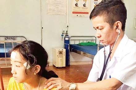 Khám bệnh cho người dân tại Trạm Y tế xã Lũng Cú.