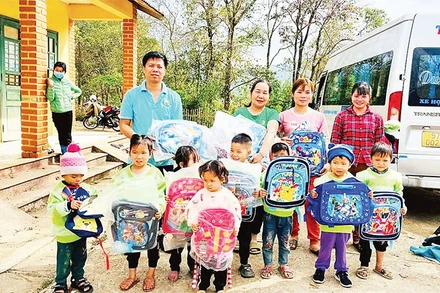 Anh Ngô Văn Thọ vận chuyển đưa cặp sách mới đến tặng học sinh vùng cao.