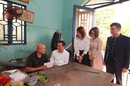 Ông Lê Hoàng Tùng, Phó Tổng Giám đốc Vietcombank; bà Lê Thị Thu Hà, Phó Chủ tịch thường trực Công đoàn Vietcombank và đại diện ngân hàng đến thăm hỏi, động viên cựu chiến binh Châu Văn Đực tại gia đình.