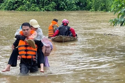 Công an các đơn vị, địa phương khắc phục hậu quả và hỗ trợ, giúp đỡ nhân dân sau bão số 10. (Ảnh: CÔNG AN TUYÊN QUANG)