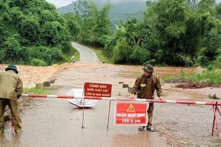 Lực lượng chức năng xã Mường Động, tỉnh Phú Thọ dựng cảnh báo người dân không qua lại khu ngầm tràn để tránh nguy hiểm.