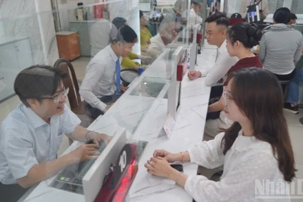 Đông đảo người dân làm hồ sơ ngày đầu vận hành tại phường Sài Gòn. (Ảnh: THẾ ANH)