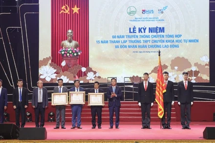 Trường trung học phổ thông chuyên Khoa học Tự nhiên đón nhận phần thưởng cao quý.