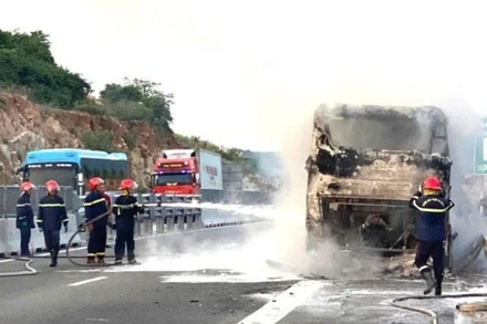 Hiện trường vụ cháy xe khách. (Ảnh CTV)