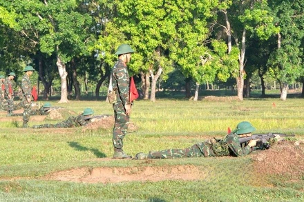 Chiến sĩ mới Trung đoàn 9, Sư đoàn 8 bắn tập tổng hợp súng tiểu liên AK. (Ảnh: CÔNG KHANH)
