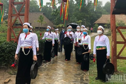 Đồng bào Mường đón khách du lịch tại Làng Văn hóa-Du lịch các dân tộc Việt Nam. (Ảnh: LINH KHÁNH)