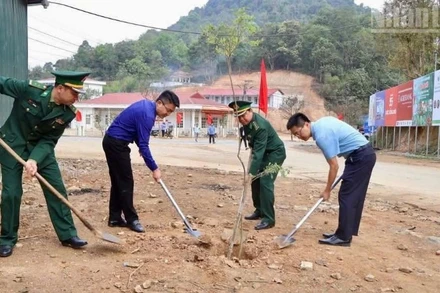 Cán bộ xã và Đồn Biên phòng Phiêng Pằn, tỉnh Sơn La tham gia trồng cây dọc hai bên đường khu trung tâm xã.