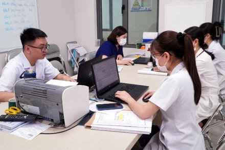 Ứng dụng bệnh án điện tử giúp bác sĩ tìm kiếm thông tin của người bệnh nhanh chóng, chính xác, tiết kiệm thời gian. (Ảnh TTXVN)