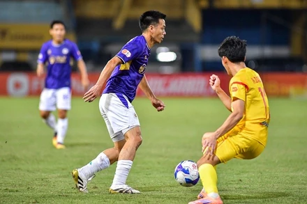 Hà Nội FC thắng đậm PVF-Công an nhân dân (áo vàng) 4-0 trên sân nhà. (Ảnh HNFC).