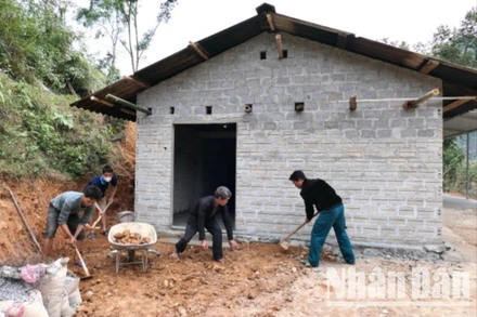 Người dân xã Thuận Hòa, huyện Vị Xuyên (Hà Giang) hỗ trợ hộ nghèo xóa nhà tạm.