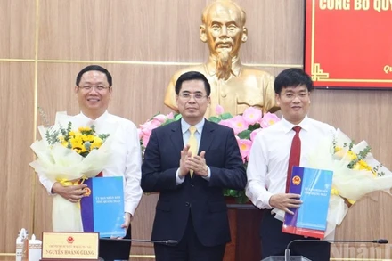 Chủ tịch Ủy ban nhân dân tỉnh Nguyễn Hoàng Giang trao Quyết định phê chuẩn của Thủ tướng Chính phủ và tặng hoa chúc mừng tân Phó Chủ tịch Ủy ban nhân dân tỉnh, nhiệm kỳ 2021-2026 đối với đồng chí Nguyễn Công Hoàng và Đỗ Tâm Hiển.