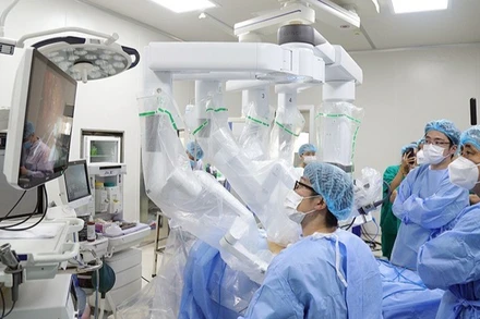 Các chuyên gia Bệnh viện K và Bệnh viện Đại học Nagoya (Nhật Bản) phối hợp phẫu thuật nội soi robot cho bệnh nhân ung thư. (Ảnh: THÁI SƠN)