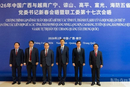 Bí thư 5 tỉnh, thànhphố của Việt Nam chụp ảnh chung với Bí thư Đảng ủy Khu tự trị dân tộc Choang Quảng Tây, Trung Quốc.