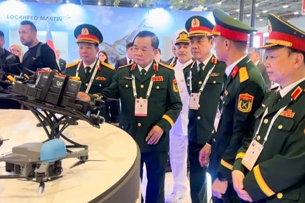 Thượng tướng Hoàng Xuân Chiến, Ủy viên Trung ương Đảng, Ủy viên Thường vụ Quân ủy Trung ương, Thứ trưởng Quốc phòng cùng các đại biểu tham quan các gian hàng.