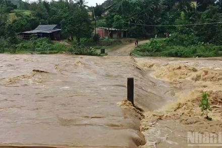 Nhiều ngầm tràn tại xã Hướng Hiệp bị ngập sâu, nước chảy xiết.