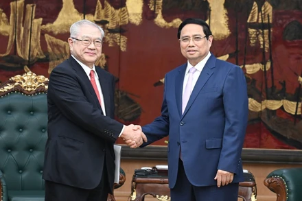 Thủ tướng Chính phủ Phạm Minh Chính và Chủ tịch Hội Hữu nghị Nhật-Việt vùng Kansai Nishimura Teiichi. (Ảnh: TRẦN HẢI)