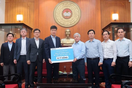 Đồng chí Đỗ Văn Chiến (thứ 4 từ phải sang) tiếp nhận nguồn lực hỗ trợ từ Samsung Việt Nam.