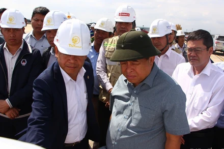 Phó Thủ tướng Chính phủ Nguyễn Chí Dũng cùng đoàn công tác kiểm tra tiến độ Dự án Cảng hàng không Quảng Trị.