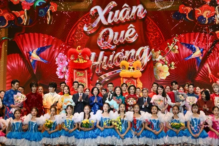 Chủ tịch nước Lương Cường và Phu nhân Nguyễn Thị Minh Nguyệt cùng các đại biểu và nghệ sĩ tại Chương trình Xuân Quê hương 2026. (Ảnh: THỦY NGUYÊN)