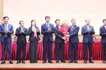 Các đồng chí Thường trực Tỉnh ủy, lãnh đạo Hội đồng nhân dân tỉnh tặng hoa chúc mừng ông Nguyễn Thanh Bình được bầu giữ chức Chủ tịch Ủy ban nhân dân tỉnh Ninh Bình.