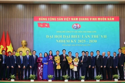 Lãnh đạo tỉnh Quảng Ngãi và Petrovietnam tặng hoa chúc mừng Ban Chấp hành Đảng bộ BSR nhiệm kỳ 2025-2030.