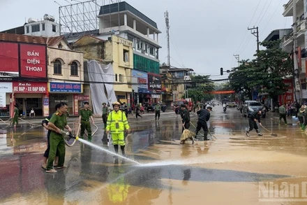Cán bộ chiến sĩ Công an tỉnh Lào Cai tham gia vệ sinh môi trường. (Ảnh: THANH SƠN)