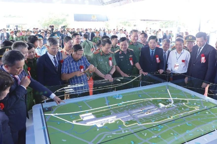 Đại tướng Lương Tam Quang, Ủy viên Bộ Chính trị, Bộ trưởng Công an và đồng chí Nguyễn Văn Gấu, Ủy viên Trung ương Đảng, Bí thư Tỉnh ủy Bắc Ninh cùng các đại biểu tham quan mô hình Cảng hàng không quốc tế Gia Bình tại Lễ khởi công dự án.