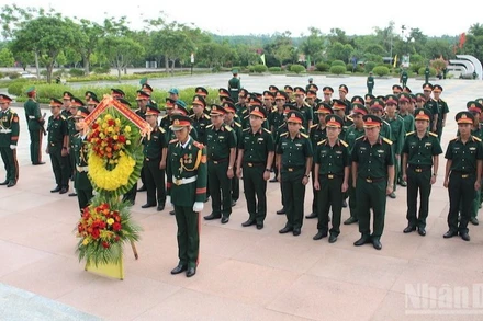 Các đại biểu dâng hương tại Nghĩa trang liệt sĩ thành phố Đà Nẵng và Tượng đài Mẹ Việt Nam Anh hùng (tại phường Quảng Phú). (Ảnh: ĐÌNH TĂNG)