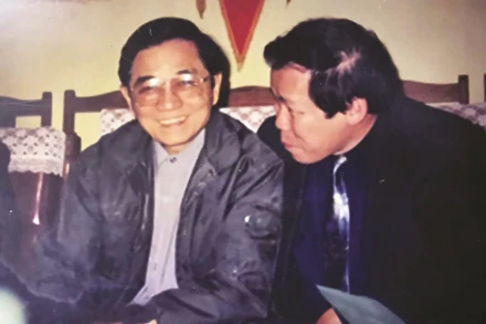 Nhà báo Đỗ Quảng nói chuyện với Bộ trưởng Năng lượng Vũ Ngọc Hải tại phòng khách trại giam Bộ Công an sau khi bị tuyên án 3 năm tù vì những sai phạm trong dự án Đường dây 500kV Bắc-Nam.