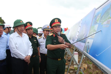 Thiếu tướng Nguyễn Hữu Ngọc, Tư lệnh Binh đoàn 12 trình bày tình hình triển khai các dự án trọng điểm tại Hòn Khoai (Cà Mau). (Ảnh: TTXVN)