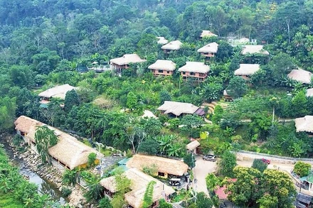 Khu nghỉ dưỡng An Châng nằm ẩn mình dưới chân dãy núi Tây Côn Lĩnh.