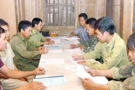 Cán bộ kiểm lâm Sơn La phối hợp tuyên truyền, vận động người dân các bản xã Mường Bang, tỉnh Sơn La không tái trồng cây thuốc phiện.