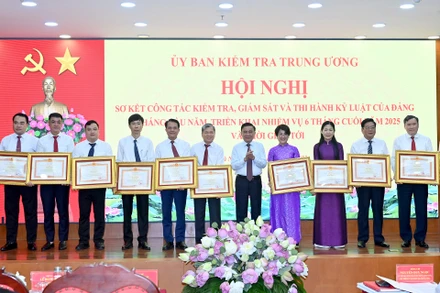 Đồng chí Trần Cẩm Tú, Ủy viên Bộ Chính trị, Thường trực Ban Bí thư trao bằng khen của Thủ tướng Chính phủ tặng các tập thể, cá nhân có thành tích xuất sắc năm 2025. (Ảnh: ĐĂNG KHOA)