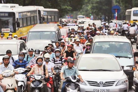 Tăng cường kiểm soát khí thải động cơ phương tiện giao thông là một trong những biện pháp hiệu quả hướng đến mục tiêu Net Zero vào năm 2050. (Ảnh KHÁNH AN)