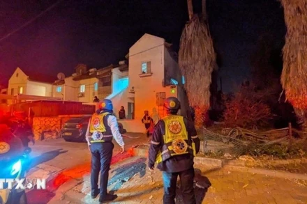 Hiện trường một vụ tên lửa Iran tấn công vào khu Ramat Gan, Israel rạng sáng 18/3/2026. (Ảnh: TTXVN phát)