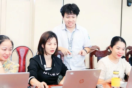 Nguyễn Huy Anh, Chủ tịch Câu lạc bộ Robotics GreenAms hướng dẫn giáo viên Trường Hữu nghị 80 sử dụng phần mềm Cubico.