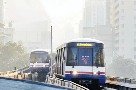 Bụi mịn bao phủ thủ đô Bangkok của Thái Lan. (Ảnh KHAOSOD)