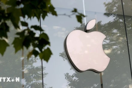 Biểu tượng Apple tại một cửa hàng ở Brussels, Bỉ. (Ảnh: THX/TTXVN)