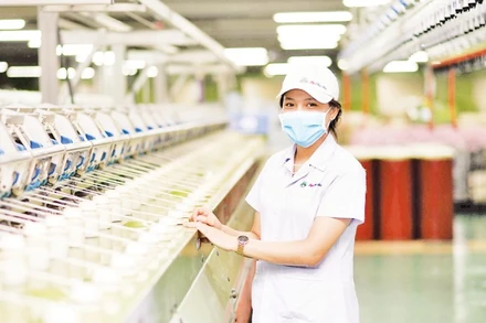 Sản xuất sợi tại Công ty cổ phần Sợi Phú Bài, thành phố Huế. (Ảnh: QUANG NAM)