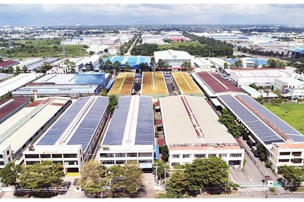 Doanh nghiệp trong Khu công nghiệp Tân Tạo, Thành phố Hồ Chí Minh lắp đặt điện mặt trời áp mái. (Ảnh CTV)
