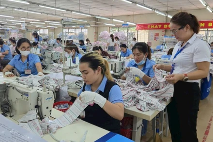 May quần áo xuất khẩu tại Nhà máy may Hòa Thọ (Quảng Ngãi).