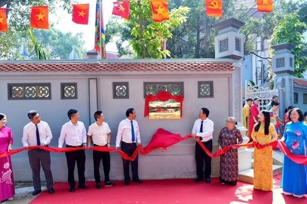 Các đại biểu thực hiện nghi thức gắn biển"Dân vận khéo" tại đình Đại Yên, phường Ngọc Hà.