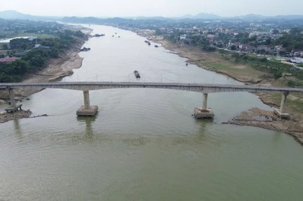 Cầu Sông Lô bắc qua sông Lô nối xã Đoan Hùng, tỉnh Phú Thọ với một số xã của tỉnh Tuyên Quang.