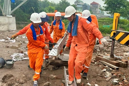 Công nhân Công ty Dịch vụ Điện lực Hà Nội tăng cường cho Dự án đường dây 500kV mạch 3 từ Quảng Trạch đến Phố Nối (đoạn Nam Định-Thanh Hóa). (Ảnh: VŨ CHUNG)