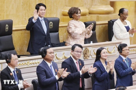 Chủ tịch nước Lương Cường phát biểu chính sách với các Nghị sỹ Quốc hội Angola. (Ảnh: LÂM KHÁNH/TTXVN)