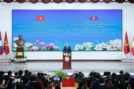 Tổng Bí thư Tô Lâm phát biểu chính sách tại Học viện Chính trị và Hành chính Quốc gia Lào, chiều 1/12/2025. (Ảnh: THỐNG NHẤT/TTXVN)