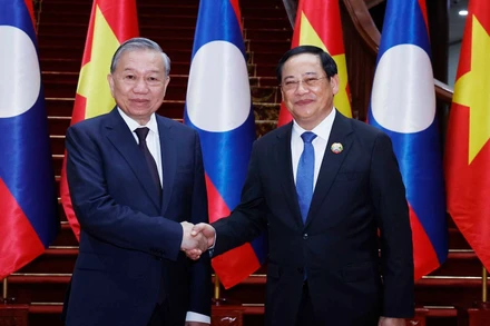 Tổng Bí thư Tô Lâm hội kiến Thủ tướng Lào Sonexay Siphandone. (Ảnh: Thống Nhất/TTXVN)