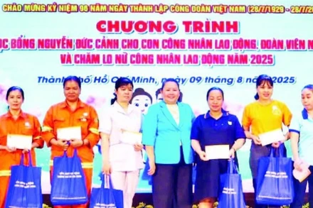 Lãnh đạo Liên đoàn Lao động thành phố trao quà tặng nữ công nhân lao động có hoàn cảnh khó khăn. 